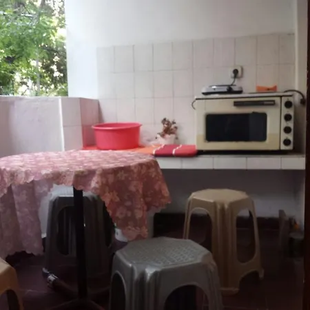 Нощувка със закуска (B & B) аria Бургас
