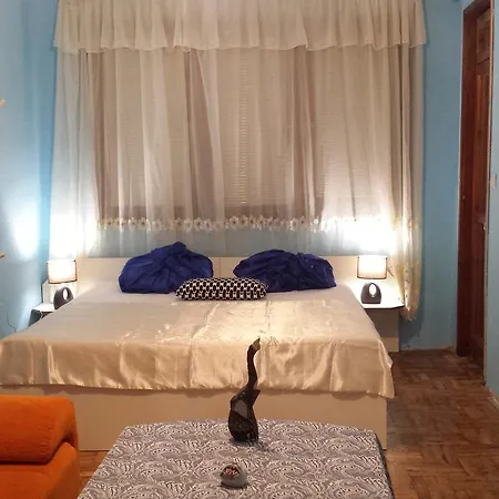 Нощувка със закуска (B & B) аria Бургас
